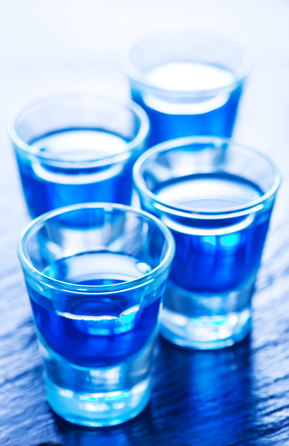 玻璃與桌上的酒精飲料 一場優雅與感官的交匯